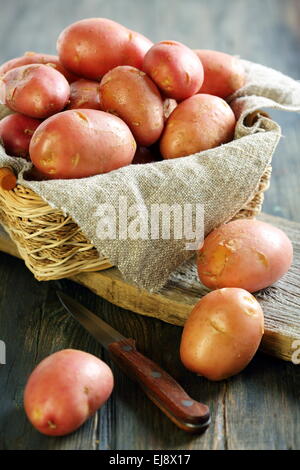 Patate di primizia in un cestello. Foto Stock