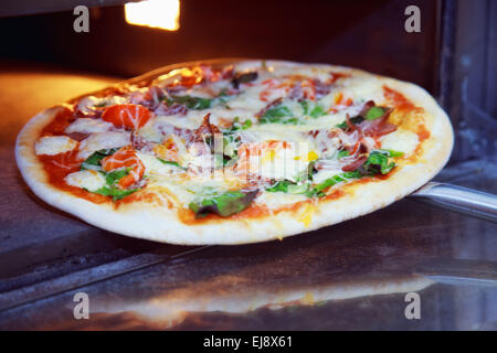Materie pizza con spinaci e salsa di pomodoro Foto Stock