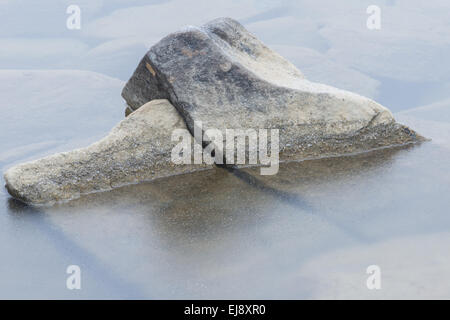 Pietre in un lago, Kebnekaise montagne, Lapponia Foto Stock