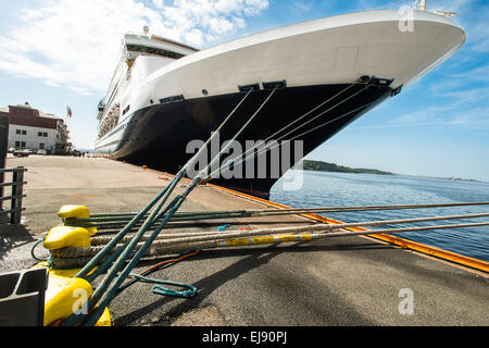 Attraccata la nave di crociera funi Foto Stock