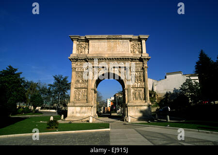 Italia, Campania, Benevento, arco di Traiano Foto Stock