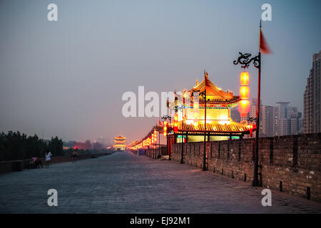 Xian antiche mura della città di notte Foto Stock