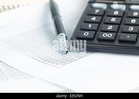 Calcolatrice e penna con documenti finanziari Foto Stock