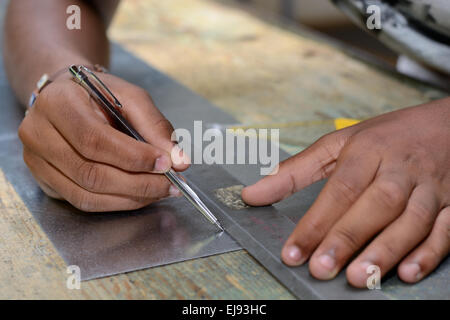 Lavoratori qualificati lavora con punta per tracciare Foto Stock