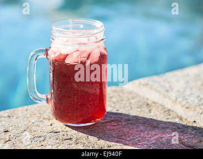 Drink a bordo piscina Foto Stock