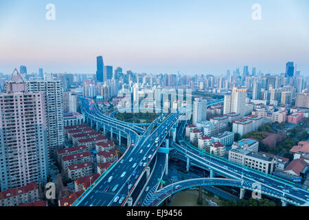Shanghai yanan West Road intersezione al crepuscolo Foto Stock