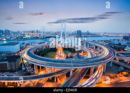 Shanghai Ponte di Nanpu al crepuscolo Foto Stock