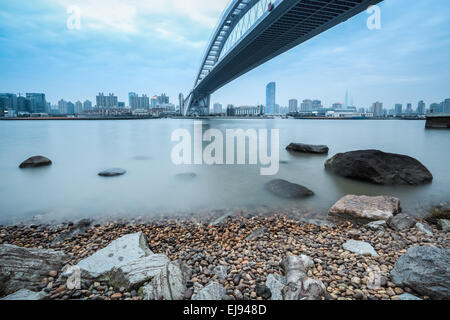 Il ponte Lupu oltre il fiume Huangpu a Shanghai Foto Stock
