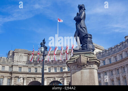 Londra, The Mall la statua del capitano James Cook guardando verso Admiralty Arch Foto Stock