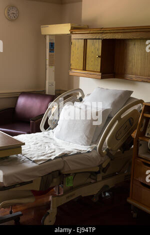 Letto di ospedale nel reparto di maternità Foto Stock