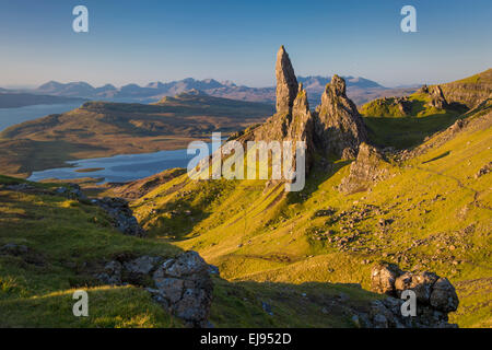 Alba presso il vecchio uomo di Storr, Trotternish Peninsula, Isola di Skye in Scozia Foto Stock