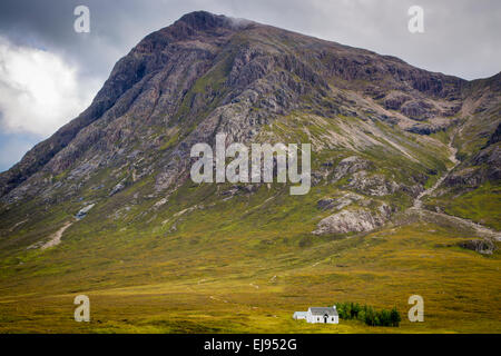 Solitaria casa di piccole dimensioni nelle Highlands scozzesi vicino a Glencoe, Scotland, Regno Unito Foto Stock