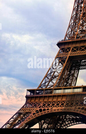 Vista astratta della Torre Eiffel a Parigi. Francia Foto Stock