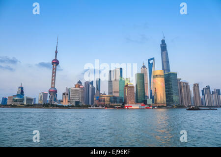 Lo skyline di Shanghai nel crepuscolo Foto Stock