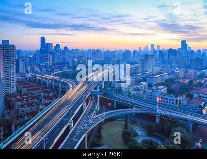 Città viadotto svincolo di alba Foto Stock