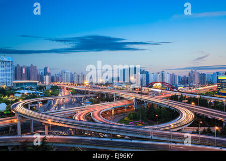 Città moderna interchange cavalcavia nel crepuscolo Foto Stock