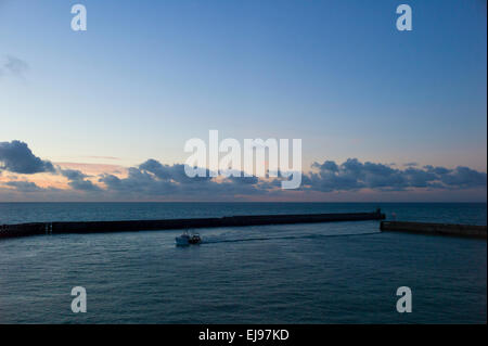 Barca da pesca entrando in porto di Dieppe, Normandia,Francia,serata. Foto Stock