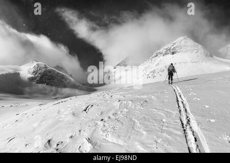 Sciatore in tour, Stuor Reaiddavaggi, Lapponia Foto Stock