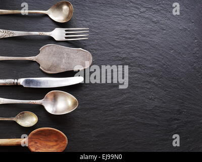 Utensili di cottura su uno sfondo grigio scuro. Foto Stock