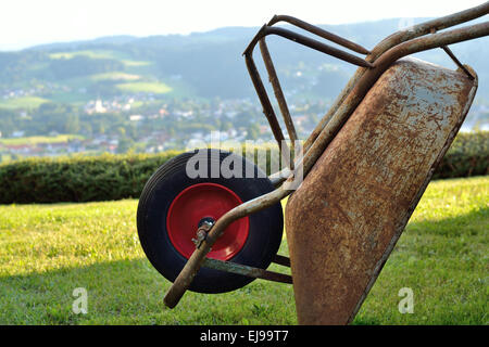 Vecchia carriola arrugginita Foto Stock