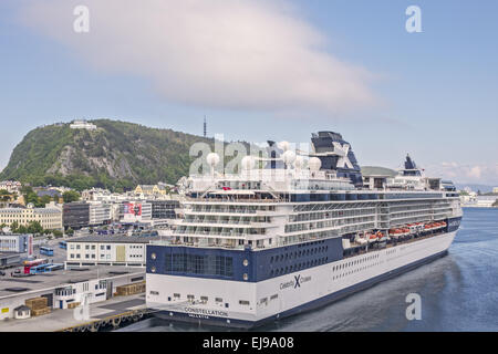 Nave da crociera attraccata a Alesund in Norvegia Foto Stock
