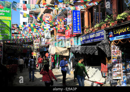 Scena di strada con persone di bancarelle di souvenir e negozi, quartiere di Thamel, città di Kathmandu, Nepal, Asia. Foto Stock