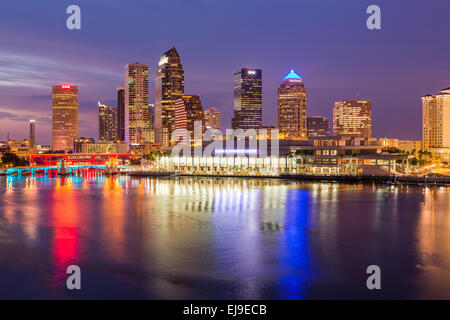 Skyline della città di Tampa Florida al tramonto Foto Stock