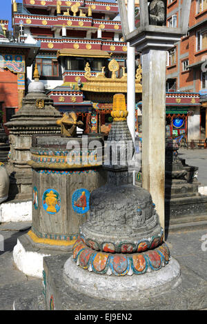 Articoli Religiosi in Nagha Bahal, stupa buddisti, quartiere di Thamel, città di Kathmandu, Nepal, Asia. Foto Stock