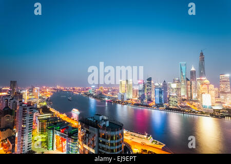 Bella vista notturna della città moderna di Shanghai Foto Stock