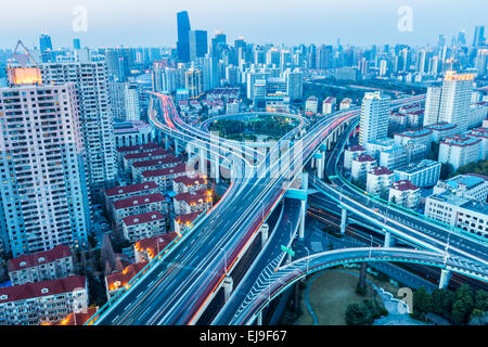 Bella città interchange nel crepuscolo Foto Stock