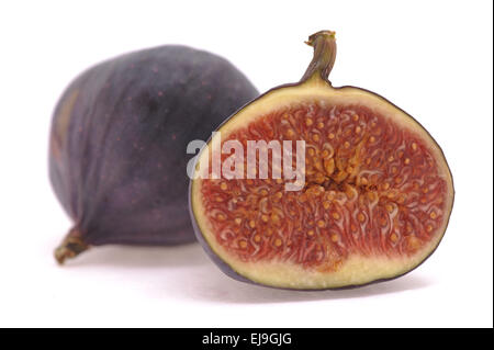 Fig frutta tagliata a fette e su sfondo bianco Foto Stock