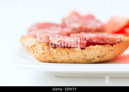 Sandwich di salame sulla piastra Foto Stock