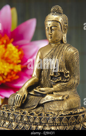 Il Buddha seduto in meditazione Foto Stock