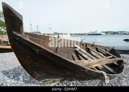 La barca di legno vicino fino Foto Stock