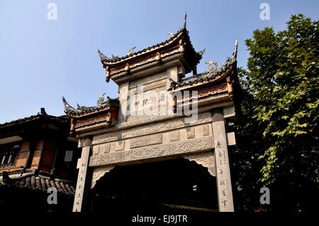 Jie Zi antica città, Cina: cerimoniali gateway sulla strada di Chaoyang con bassorilievo incisioni, draghi e battenti eaves Foto Stock