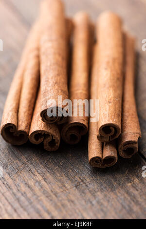 Bastoncini di cannella rustico in legno macro sfondo Foto Stock