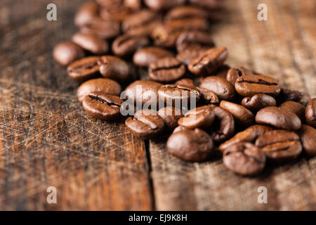 Caffè su grunge sfondo di legno vicino fino Foto Stock