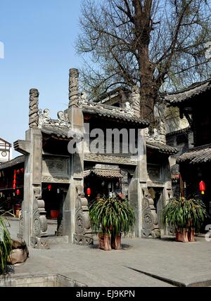 Jie Zi Città Antica, Cina: ornati in pietra scolpita la cerimonia di ingresso porta immette nella storica piazza di gingko Foto Stock