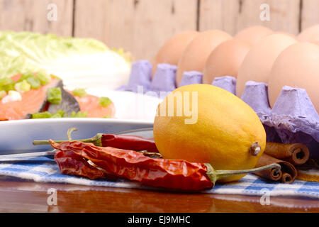 Limone, uova, pesce rosso, cavolo e pepe rosso Foto Stock