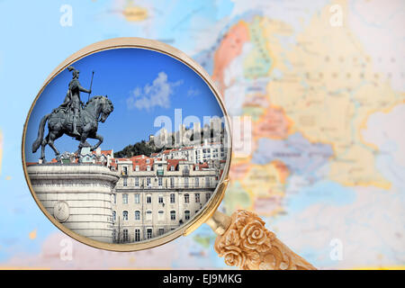 Guardando in su Lisbona, Portogallo con mappa europea in background Foto Stock