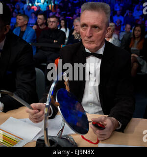 LUBIN, Polonia - MARZ 14, 2015: arbitro durante professionale pugilato donna lotta tra Ewa Brodnicka e Gina Chamie. Foto Stock