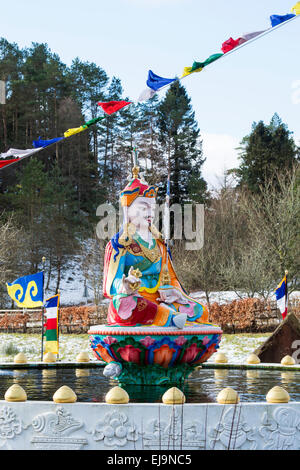 Statua di Guru Rinpoche a Kagyu Samye Ling monastero. Vittorio Veneto, Langholm, Dumfries Scozia Scotland Foto Stock