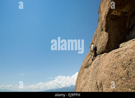 Senior uomo sulla roccia ripida salita in Colorado Foto Stock