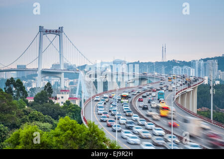 Veicoli motion blur sul ponte di curva Foto Stock