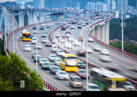 Veicoli motion blur sul ponte Foto Stock