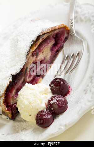 Strudel di ciliegie e gelato. Foto Stock