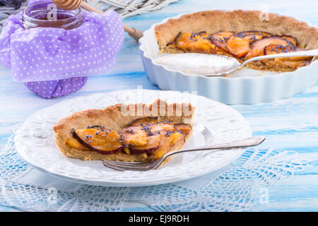 Pesche noci tarte con lavanda e miele Foto Stock