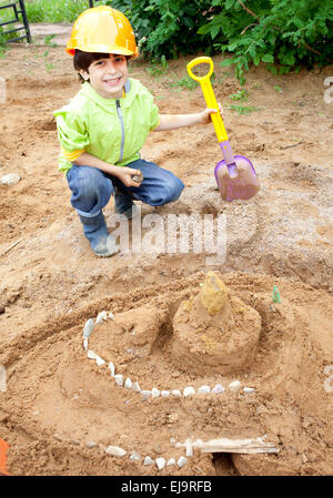 Ragazzo builder in un casco di protezione Foto Stock