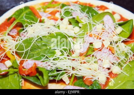 Materie pizza con spinaci e salsa di pomodoro Foto Stock