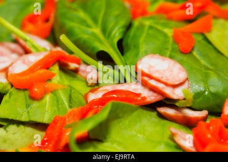 Materie pizza con spinaci e salsa di pomodoro Foto Stock